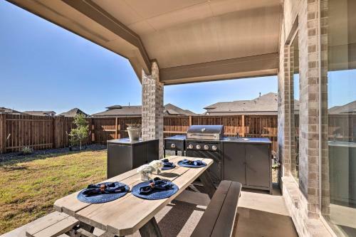Artsy Manor Home With Yard - 15 Mi To Austin!