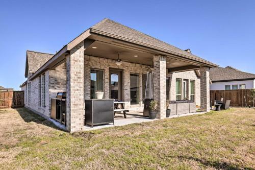 Artsy Manor Home With Yard - 15 Mi To Austin!