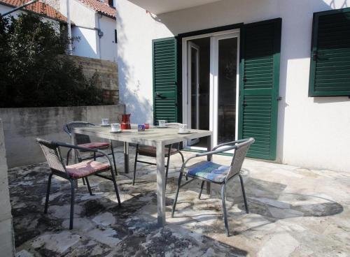 Apartments With A Parking Space Maslinica, Solta - 17314