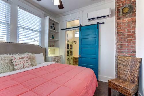 Galveston Full Of Charm! Just Two Blocks From Beach
