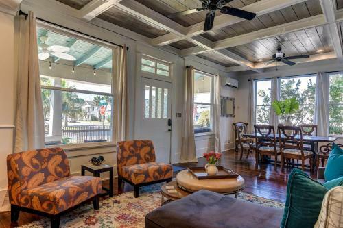 Galveston Full Of Charm! Just Two Blocks From Beach