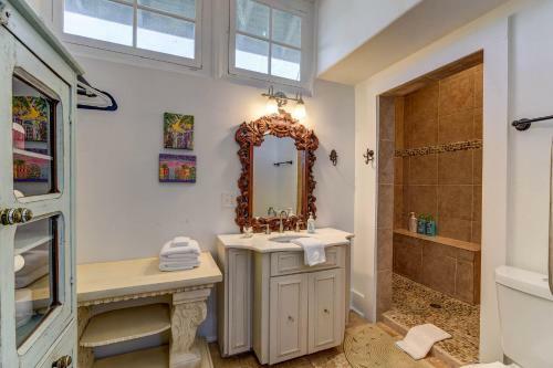 Galveston Full Of Charm! Just Two Blocks From Beach