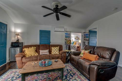 Galveston Full Of Charm! Just Two Blocks From Beach
