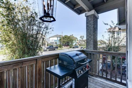 Galveston Full Of Charm! Just Two Blocks From Beach