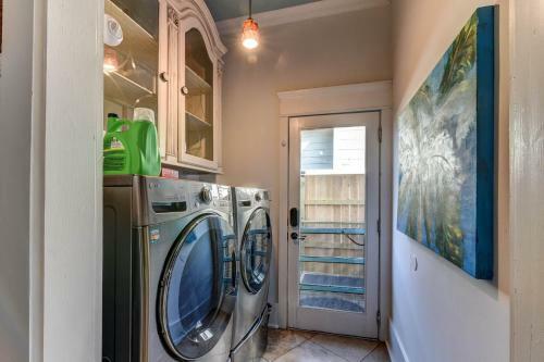 Galveston Full Of Charm! Just Two Blocks From Beach