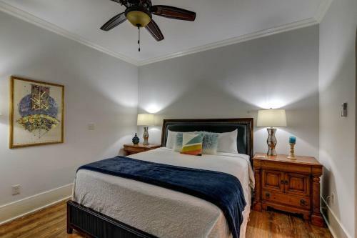 Galveston Full Of Charm! Just Two Blocks From Beach
