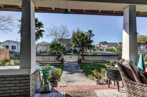 Galveston Full Of Charm! Just Two Blocks From Beach
