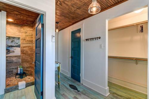 Galveston Full Of Charm! Just Two Blocks From Beach