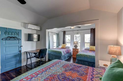 Galveston Full Of Charm! Just Two Blocks From Beach