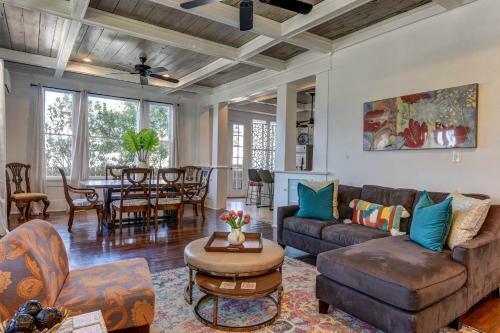 Galveston Full Of Charm! Just Two Blocks From Beach
