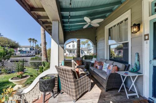 Galveston Full Of Charm! Just Two Blocks From Beach
