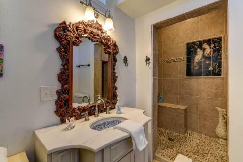 Galveston Full Of Charm! Just Two Blocks From Beach