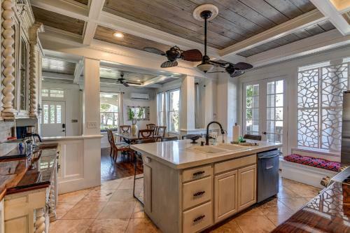 Galveston Full Of Charm! Just Two Blocks From Beach