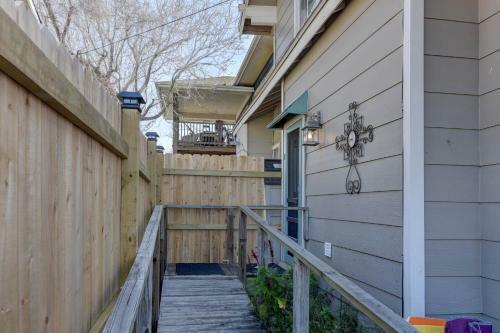 Galveston Full Of Charm! Just Two Blocks From Beach