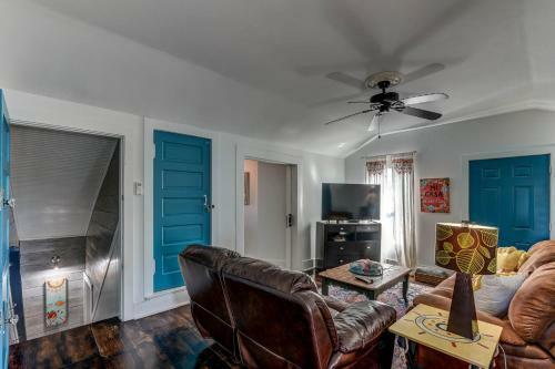 Galveston Full Of Charm! Just Two Blocks From Beach