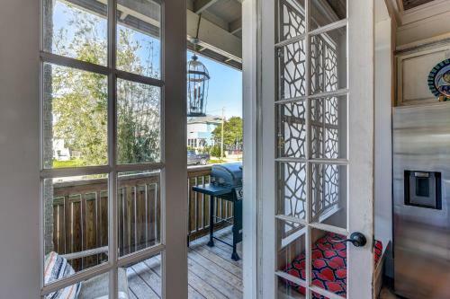 Galveston Full Of Charm! Just Two Blocks From Beach