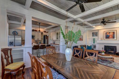 Galveston Full Of Charm! Just Two Blocks From Beach