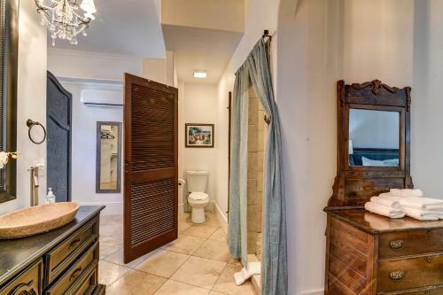 Galveston Full Of Charm! Just Two Blocks From Beach