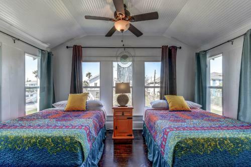Galveston Full Of Charm! Just Two Blocks From Beach
