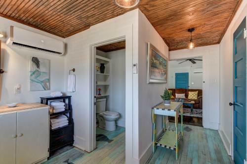 Galveston Full Of Charm! Just Two Blocks From Beach