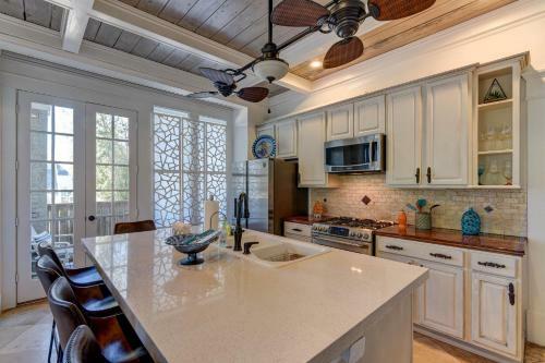 Galveston Full Of Charm! Just Two Blocks From Beach