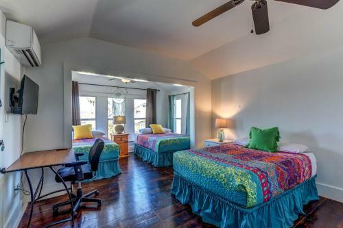 Galveston Full Of Charm! Just Two Blocks From Beach