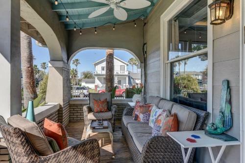 Galveston Full Of Charm! Just Two Blocks From Beach