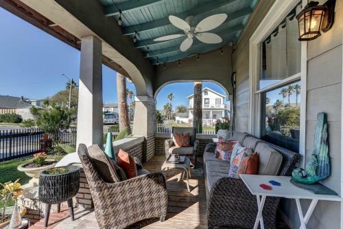 Galveston Full Of Charm! Just Two Blocks From Beach