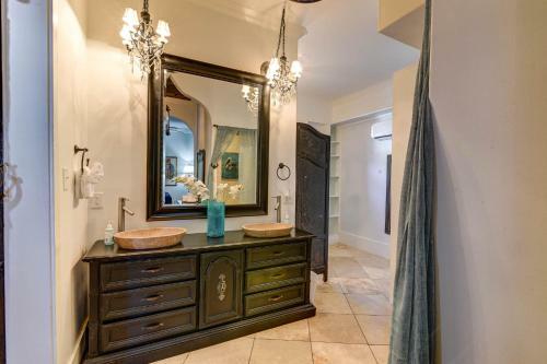 Galveston Full Of Charm! Just Two Blocks From Beach