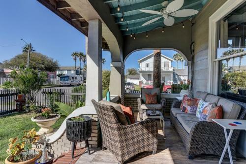 Galveston Full Of Charm! Just Two Blocks From Beach