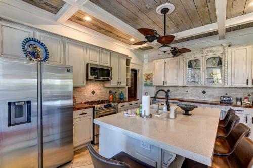 Galveston Full Of Charm! Just Two Blocks From Beach