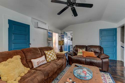 Galveston Full Of Charm! Just Two Blocks From Beach