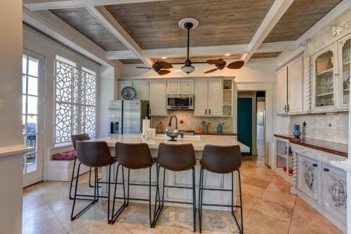Galveston Full Of Charm! Just Two Blocks From Beach