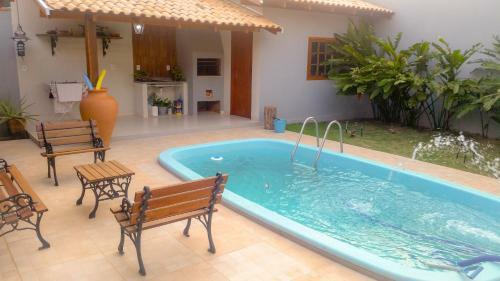 Casa Com Piscina, Bem Localizada