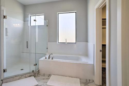 Bright And Airy Houston Townhome About 3 Mi To Dtwn