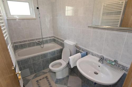 Apartments By The Sea Igrane, Makarska - 17292