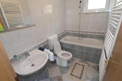 Apartments By The Sea Igrane, Makarska - 17292