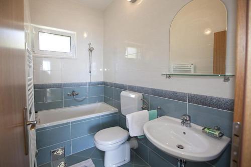 Apartments By The Sea Igrane, Makarska - 17292