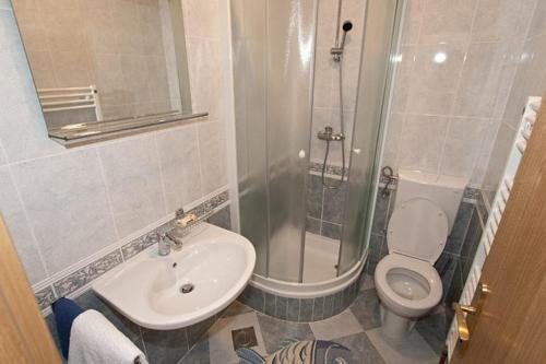 Apartments By The Sea Igrane, Makarska - 17292