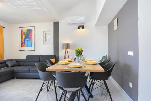 Apartments By The Sea Igrane, Makarska - 18405
