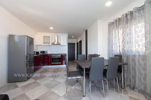 Apartments By The Sea Igrane, Makarska - 18405