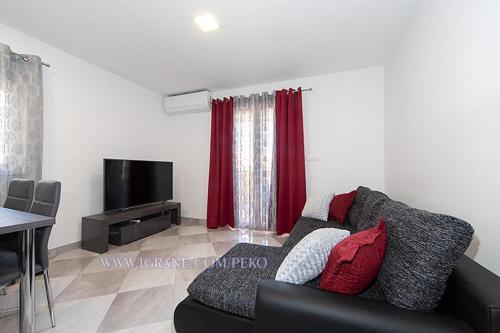 Apartments By The Sea Igrane, Makarska - 18405