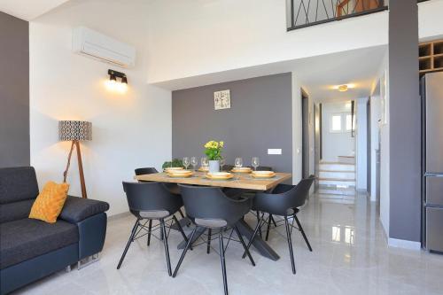 Apartments By The Sea Igrane, Makarska - 18405