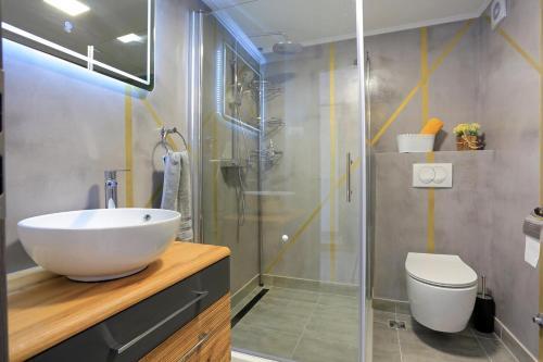 Apartments By The Sea Igrane, Makarska - 18405