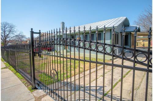 Vibrant Fully Gated 2br2ba 4 Mins From Downtown