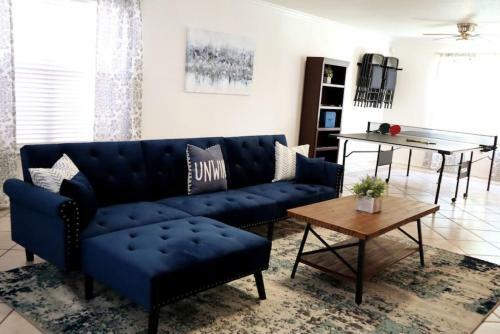 Spacious Fun Home Near Seaworld Lackland King Bed