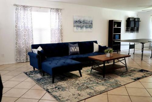 Spacious Fun Home Near Seaworld Lackland King Bed