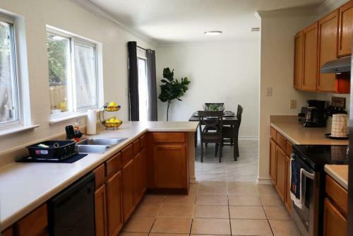 Spacious Fun Home Near Seaworld Lackland King Bed