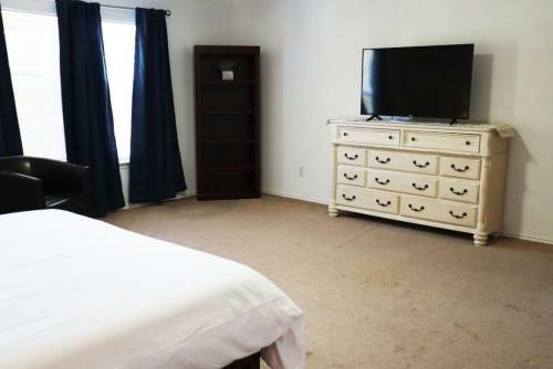 Spacious Fun Home Near Seaworld Lackland King Bed