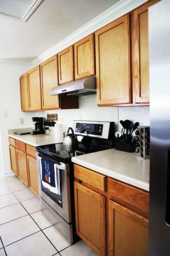 Spacious Fun Home Near Seaworld Lackland King Bed